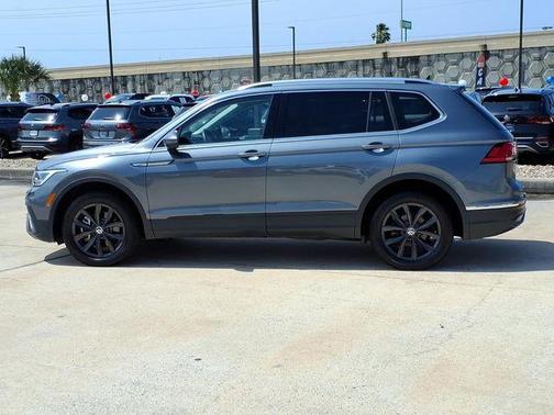 Platinum Gray Metallic 2024 Volkswagen Tiguan 2.0T SE