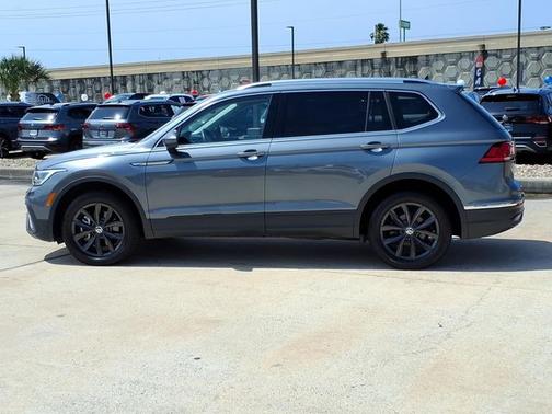 Platinum Gray Metallic 2024 Volkswagen Tiguan 2.0T SE