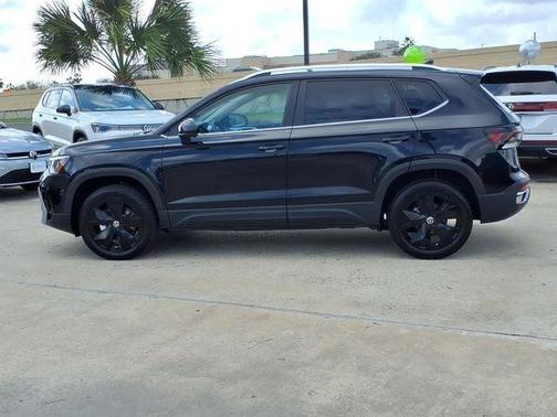 Deep Black Pearl Effect 2026 Volkswagen Taos 1.5T SE