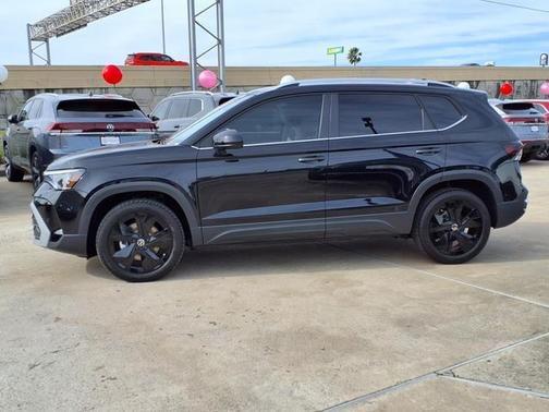 Deep Black Pearl Effect 2025 Volkswagen Taos 1.5T SE