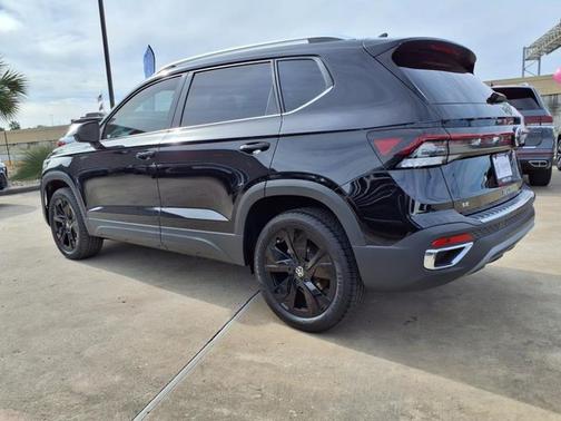 Deep Black Pearl Effect 2025 Volkswagen Taos 1.5T SE