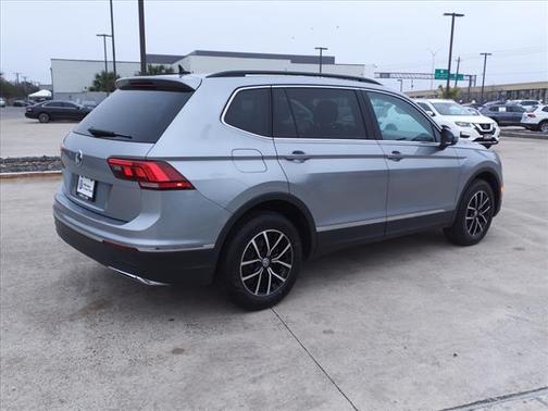 Photo 4 of 30 of 2021 Volkswagen Tiguan 2.0T SE