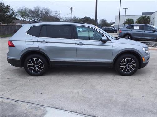 Photo 5 of 30 of 2021 Volkswagen Tiguan 2.0T SE