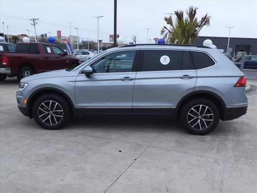 Photo 2 of 30 of 2021 Volkswagen Tiguan 2.0T SE