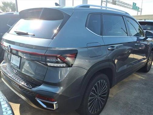 Platinum Gray Metallic 2025 Volkswagen Taos 1.5T SE