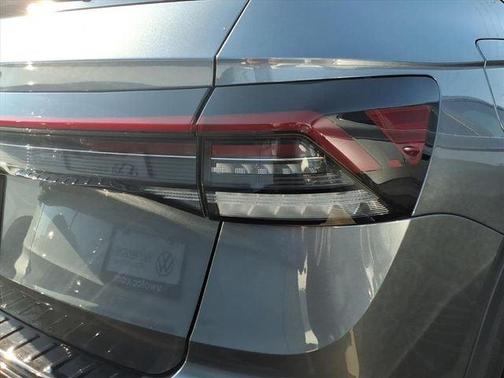 Platinum Gray Metallic 2025 Volkswagen Taos 1.5T SE