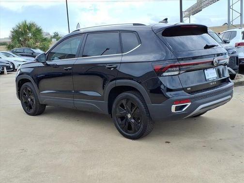 Deep Black Pearl Effect 2026 Volkswagen Taos 1.5T SE