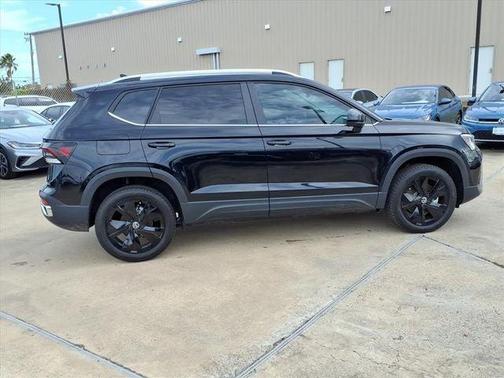 Deep Black Pearl Effect 2026 Volkswagen Taos 1.5T SE