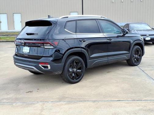 Deep Black Pearl Effect 2026 Volkswagen Taos 1.5T SE