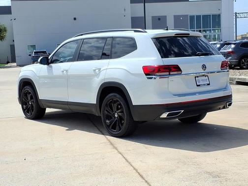 Pure White 2022 Volkswagen Atlas 2.0T SE w/ Technology