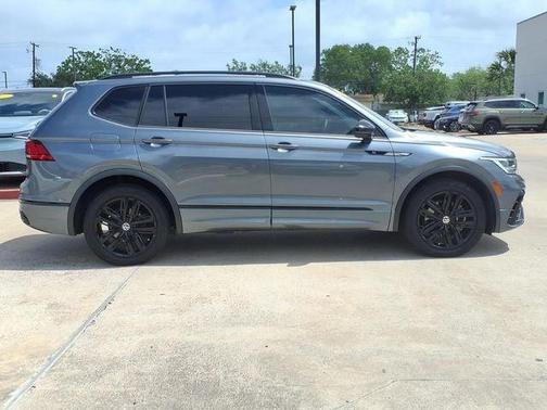 Platinum Gray Metallic 2022 Volkswagen Tiguan 2.0T SE R-Line Black