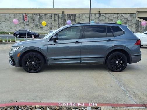 Platinum Gray Metallic 2022 Volkswagen Tiguan 2.0T SE R-Line Black