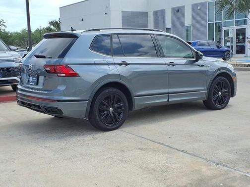 Platinum Gray Metallic 2022 Volkswagen Tiguan 2.0T SE R-Line Black