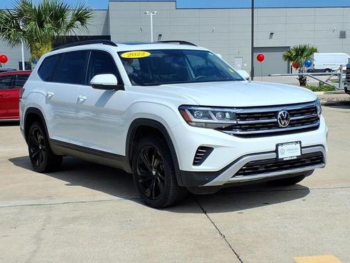 Pure White 2022 Volkswagen Atlas 2.0T SE w/Technology