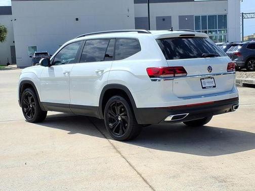 Pure White 2022 Volkswagen Atlas 2.0T SE w/Technology