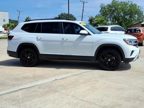 Pure White 2022 Volkswagen Atlas 2.0T SE w/Technology