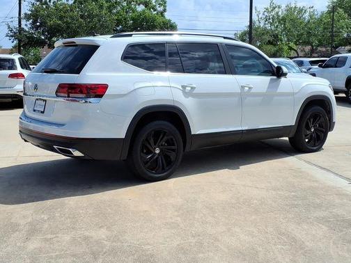 Pure White 2022 Volkswagen Atlas 2.0T SE w/Technology