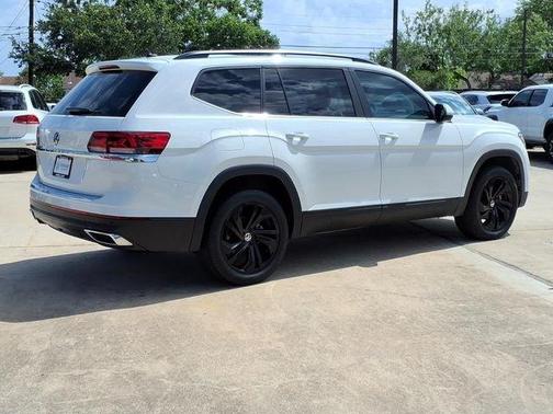 Pure White 2022 Volkswagen Atlas 2.0T SE w/Technology