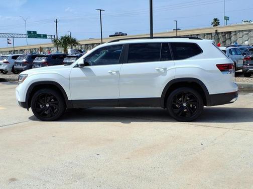 Pure White 2022 Volkswagen Atlas 2.0T SE w/Technology
