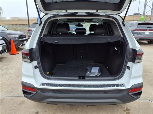 2025 Volkswagen Taos 1.5T SE Black