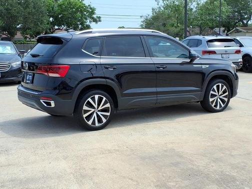 Deep Black Pearl Effect 2024 Volkswagen Taos 1.5T SE