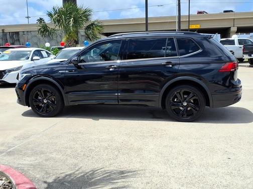Deep Black Pearl Effect 2023 Volkswagen Tiguan 2.0T SE R-Line Black