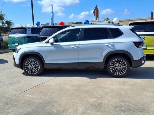 Pure White 2025 Volkswagen Taos 1.5T SE
