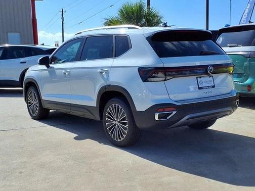 Pure White 2025 Volkswagen Taos 1.5T SE