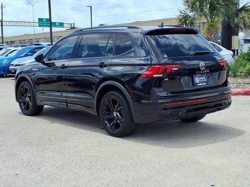Deep Black Pearl Effect 2023 Volkswagen Tiguan 2.0T SE R-Line Black
