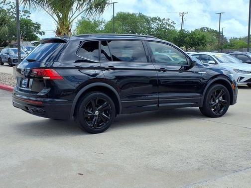 Deep Black Pearl Effect 2023 Volkswagen Tiguan 2.0T SE R-Line Black