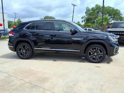 Deep Black Pearl Effect 2022 Volkswagen Atlas Cross Sport 3.6L V6 SEL R-Line