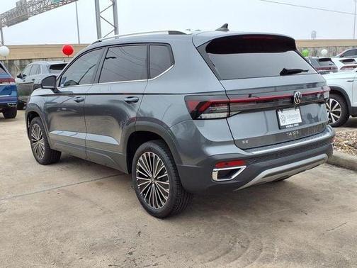 Platinum Gray Metallic 2025 Volkswagen Taos 1.5T SE