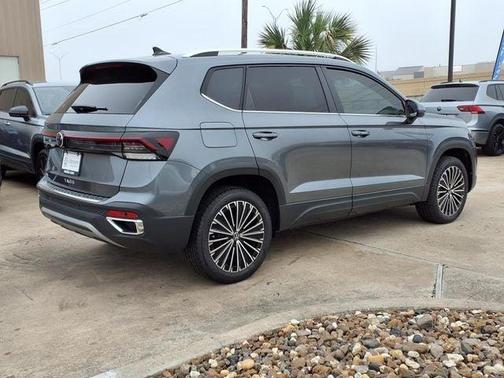 Platinum Gray Metallic 2025 Volkswagen Taos 1.5T SE