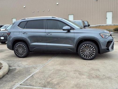 Platinum Gray Metallic 2025 Volkswagen Taos 1.5T SE