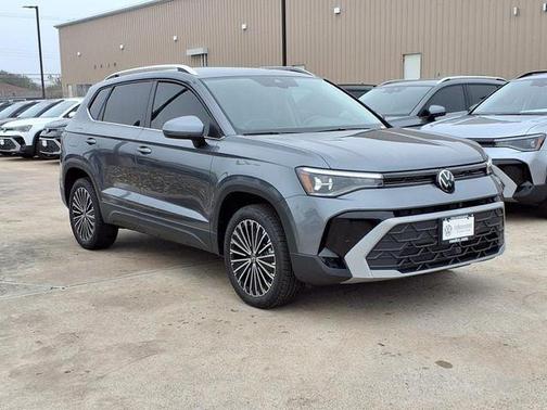 Platinum Gray Metallic 2025 Volkswagen Taos 1.5T SE
