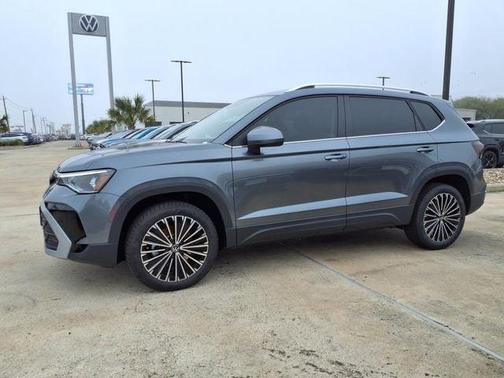 Platinum Gray Metallic 2025 Volkswagen Taos 1.5T SE
