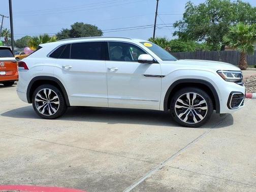 Oryx White Pearl Effect 2022 Volkswagen Atlas Cross Sport 3.6L V6 SEL Premium R-Line