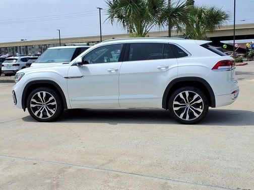 Oryx White Pearl Effect 2022 Volkswagen Atlas Cross Sport 3.6L V6 SEL Premium R-Line