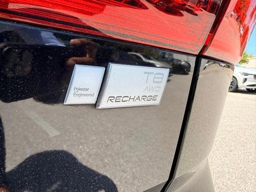 2022 Volvo XC60 Recharge Plug-In Hybrid T8 R-Design