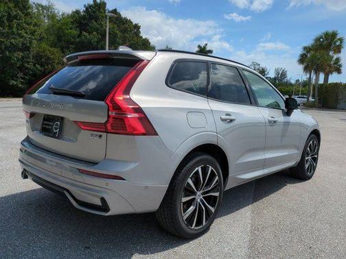 2023 Volvo XC60 B5 Plus Dark Theme