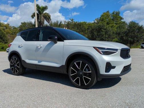 2026 Volvo XC40 B5 Ultra Black Edition