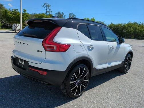 2026 Volvo XC40 B5 Ultra Black Edition