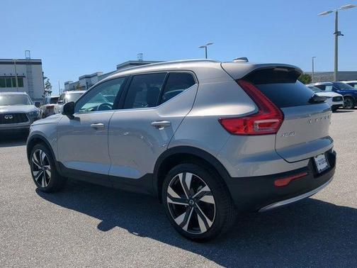 2025 Volvo XC40 B5 Ultra Bright Theme