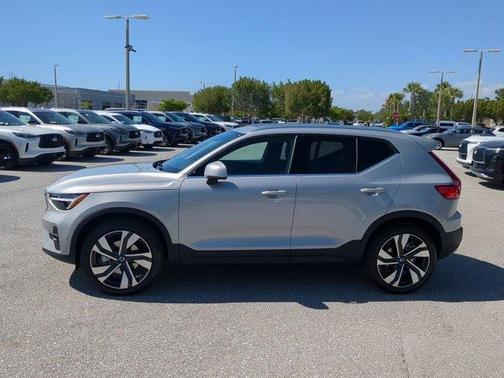 2025 Volvo XC40 B5 Ultra Bright Theme