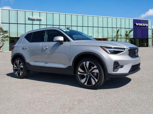 2025 Volvo XC40 B5 Ultra Bright Theme