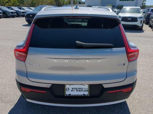 2025 Volvo XC40 B5 Ultra Bright Theme
