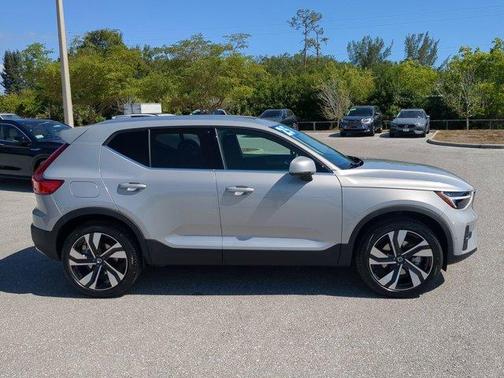 2025 Volvo XC40 B5 Ultra Bright Theme