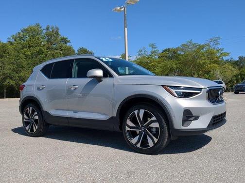 2025 Volvo XC40 B5 Ultra Bright Theme