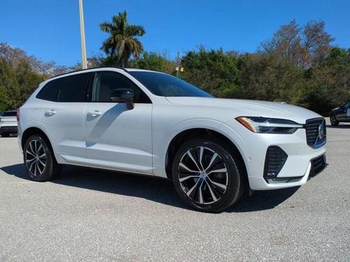 2023 Volvo XC60 B5 Ultimate Dark Theme