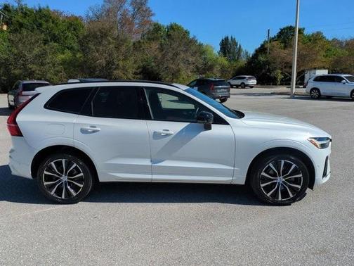 2023 Volvo XC60 B5 Ultimate Dark Theme